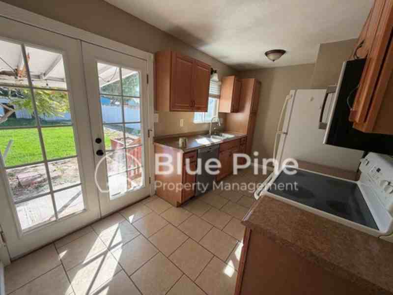 556 Warren Ave - Photo 3 of 14