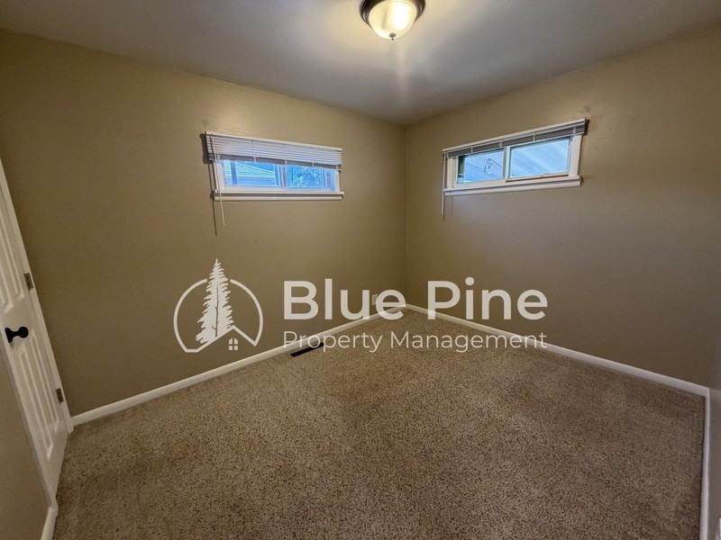 556 Warren Ave - Photo 4 of 14