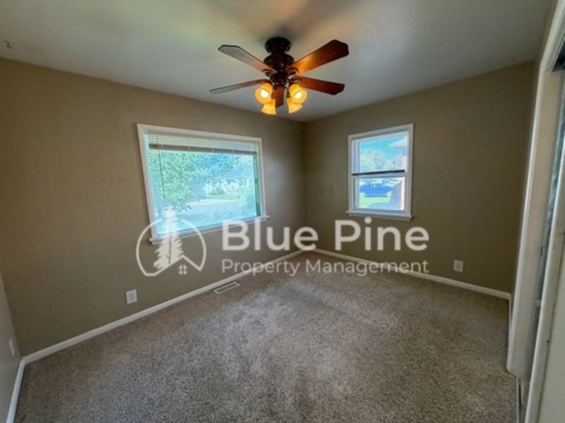 556 Warren Ave - Photo 5 of 14