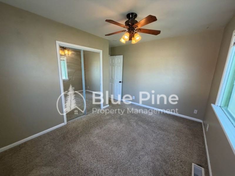556 Warren Ave - Photo 6 of 14