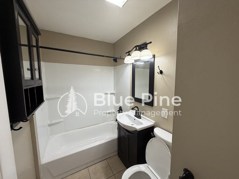 556 Warren Ave - Photo 7 of 14