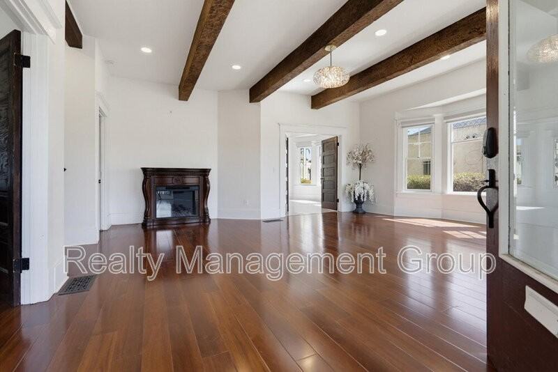 4469 Cleveland Ave #A - Photo 3 of 34