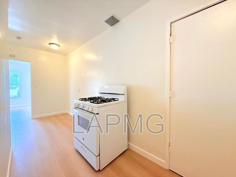 363 E Washington Blvd #6 - Photo 7 of 17
