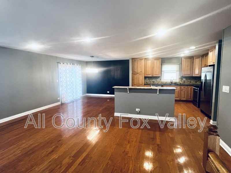 489 Ridgewood Ln - Photo 3 of 40