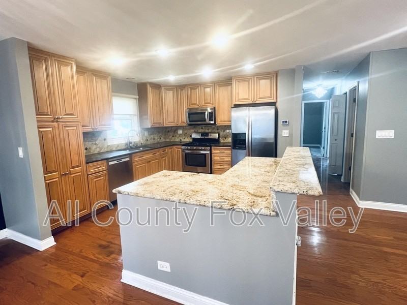 489 Ridgewood Ln - Photo 5 of 40