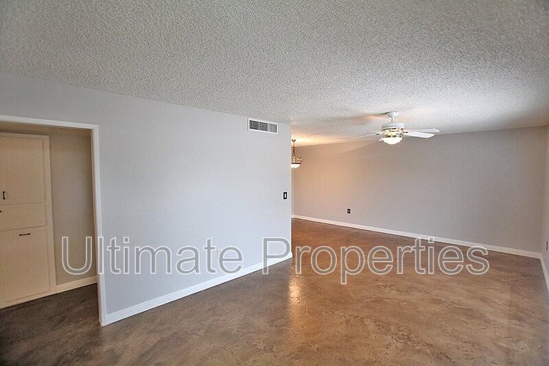 9331 W Arrowhead Dr - Photo 3 of 23