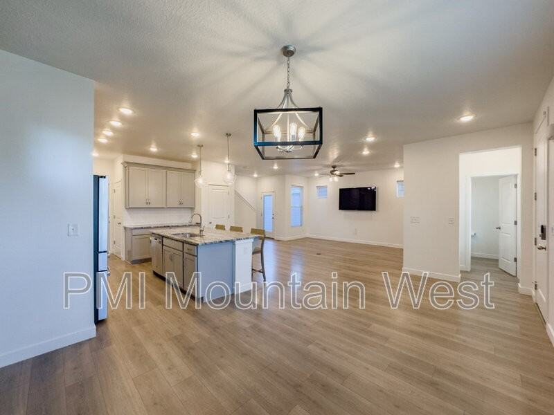 6472 W Lake Ave - Photo 7 of 48