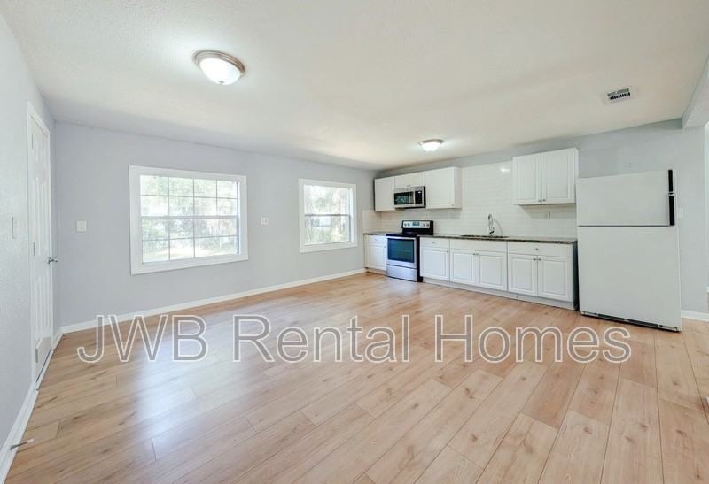 7114 Bloxham Ave - Photo 4 of 16