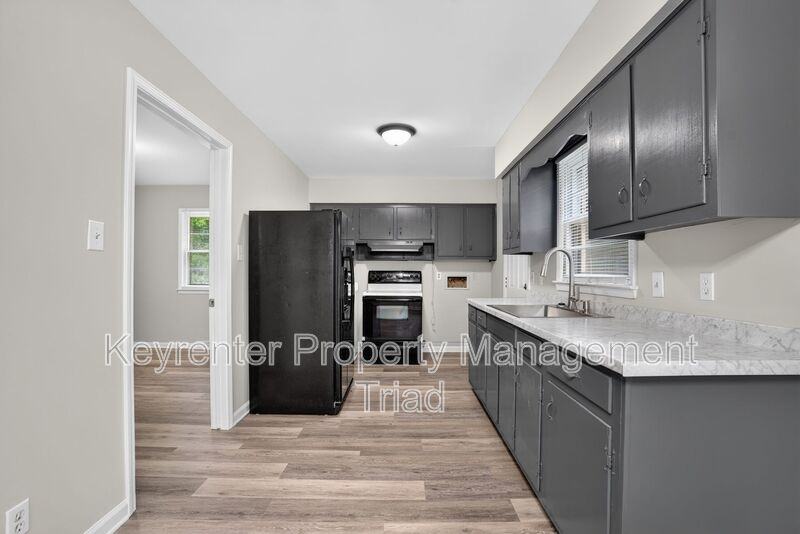 300 Martingale Dr - Photo 2 of 29
