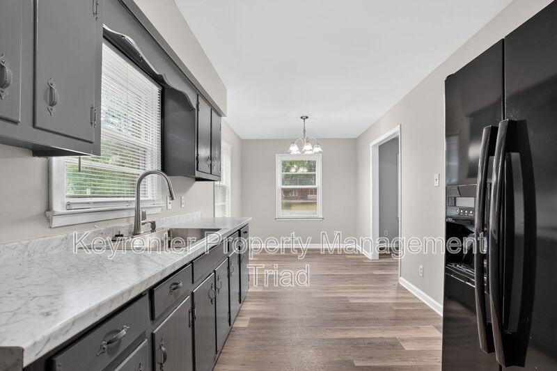 300 Martingale Dr - Photo 3 of 29