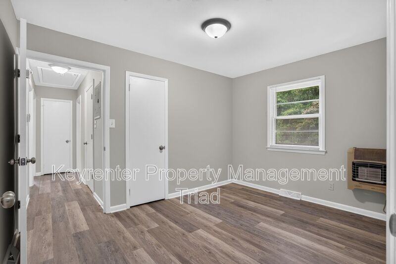 300 Martingale Dr - Photo 6 of 29