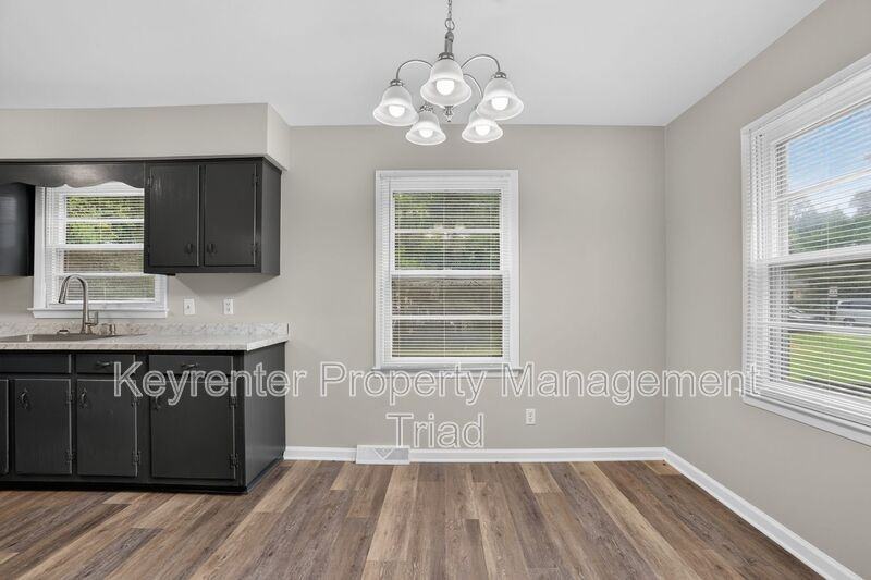 300 Martingale Dr - Photo 7 of 29