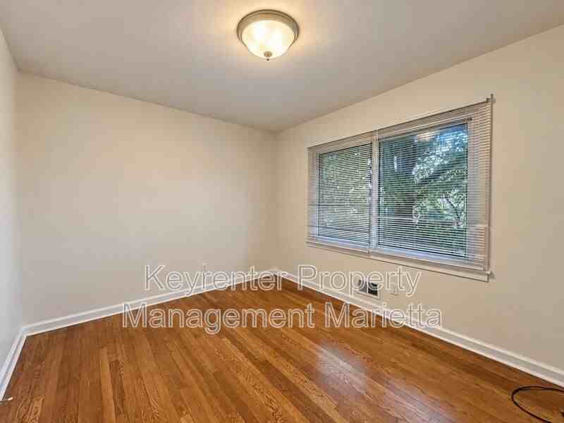 3230 Lamar Cir Se - Photo 5 of 20