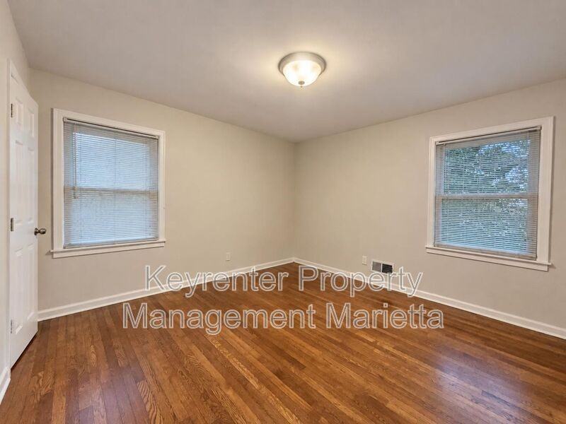 3230 Lamar Cir Se - Photo 6 of 20