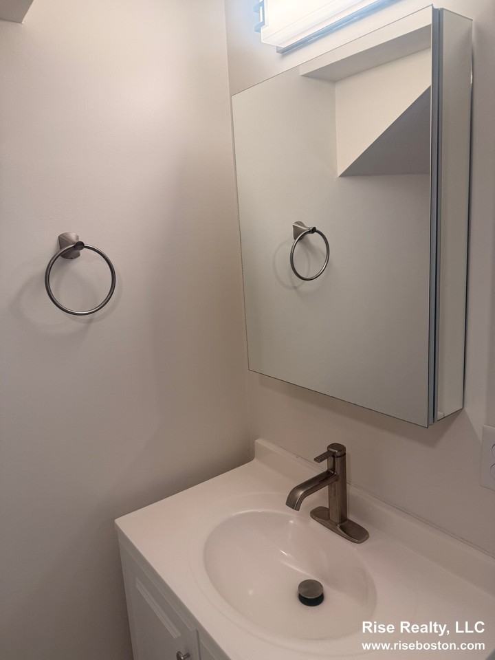 24 Royce Rd #6B - Photo 3 of 8