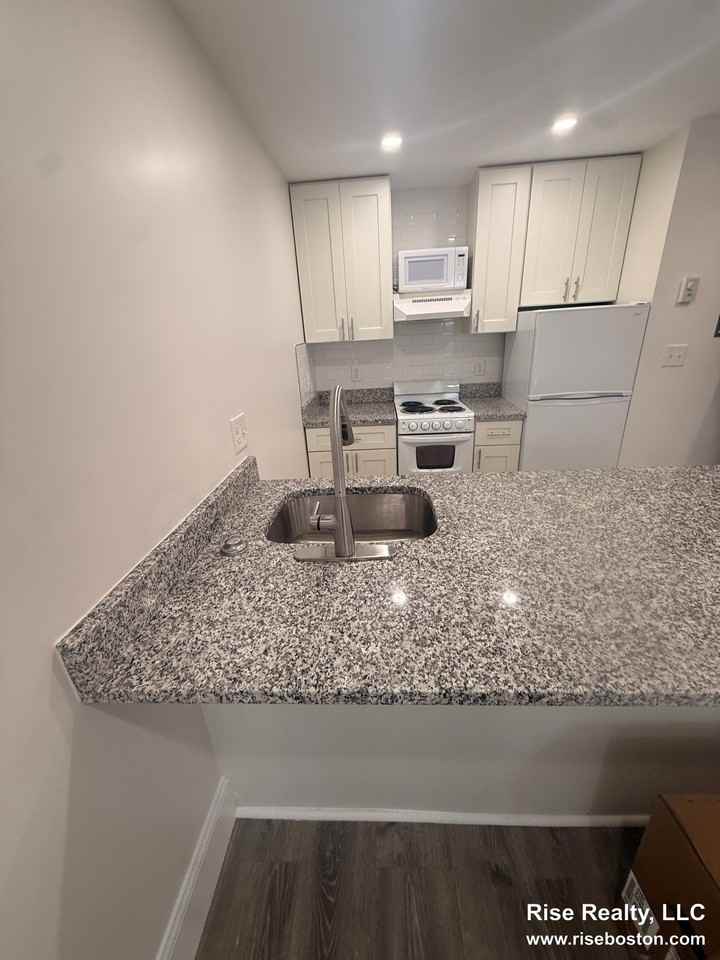 24 Royce Rd #6B - Photo 6 of 8