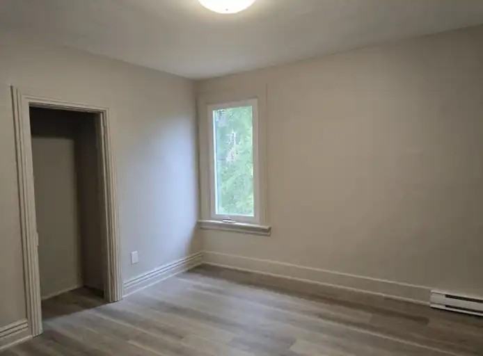 1354 Queen St E - Photo 6 of 7