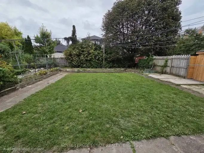 839 Coxwell Ave - Photo 2 of 14