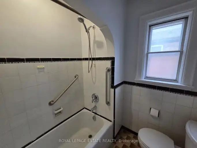 839 Coxwell Ave - Photo 3 of 14
