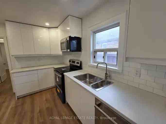 839 Coxwell Ave - Photo 6 of 14