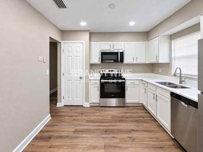 5649 Falcon St W - Photo 6 of 23