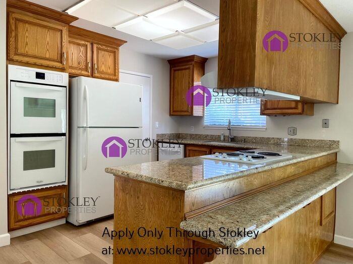 1764 Carriage Dr - Photo 3 of 17