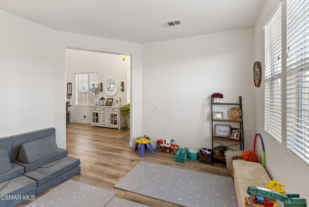 1134 Gardenia Ln - Photo 6 of 27