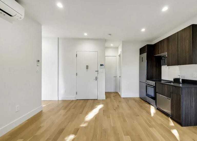 E 6th St #1B - Photo 4 of 9