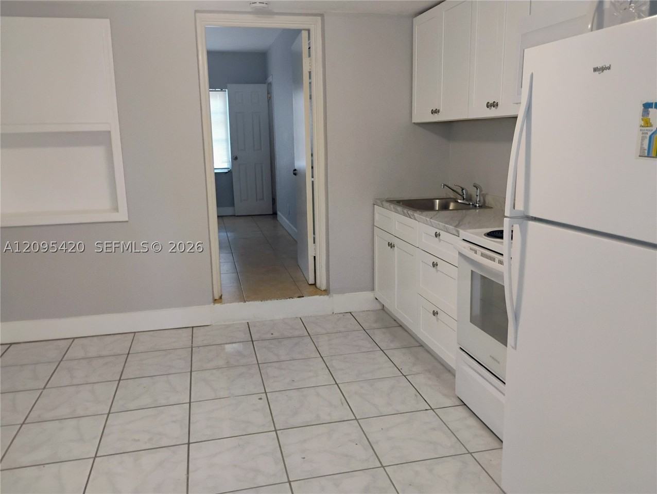 242 Se Park St #2 - Photo 4 of 11