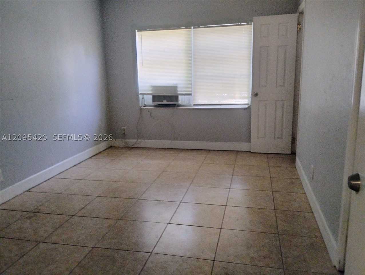 242 Se Park St #2 - Photo 6 of 11