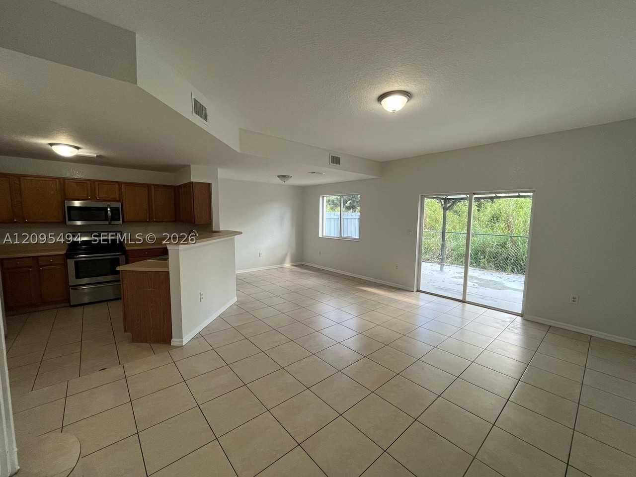 1675 Se 9th Ter - Photo 3 of 15