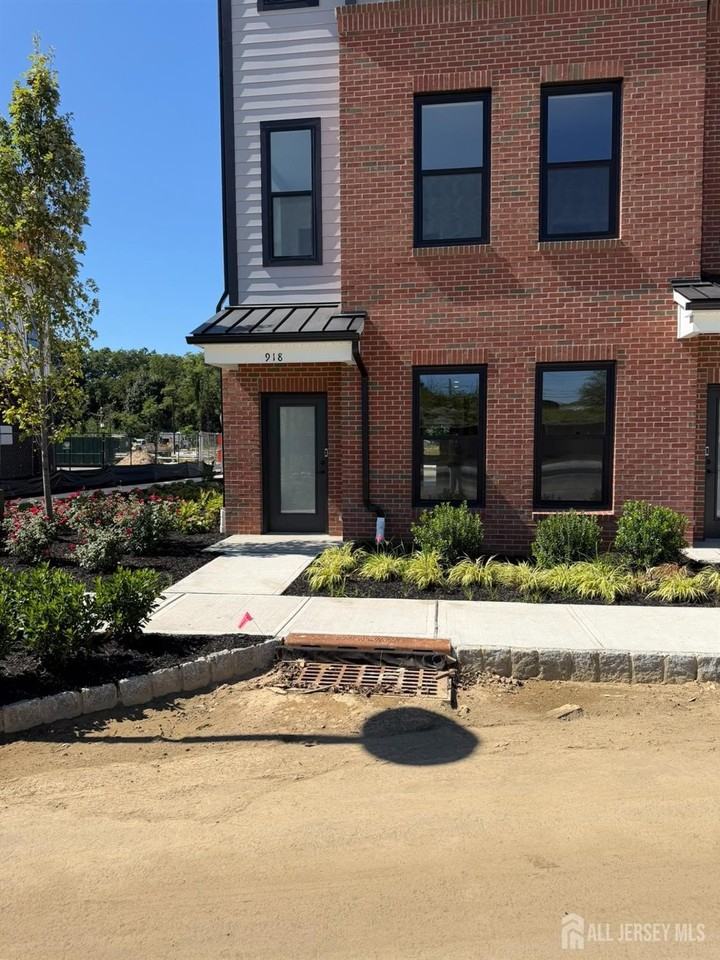 918 District Boulevard - Photo 2 of 19