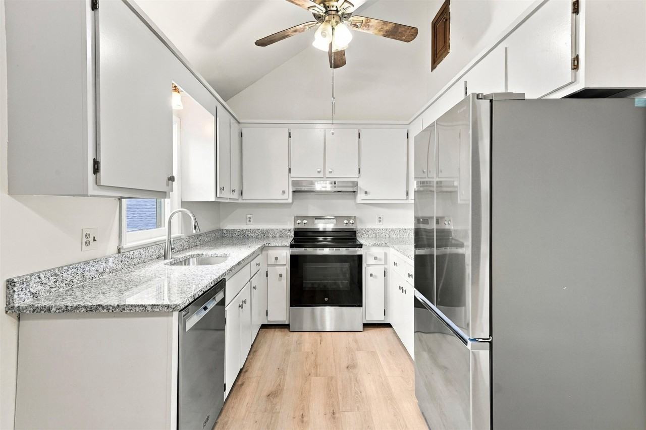 8 Ash St - Photo 3 of 28