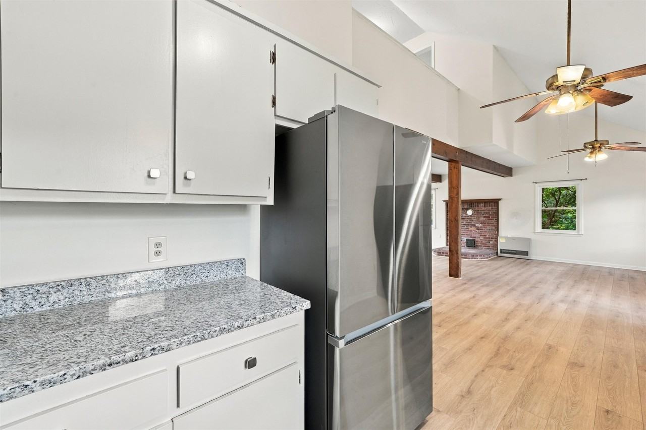 8 Ash St - Photo 4 of 28