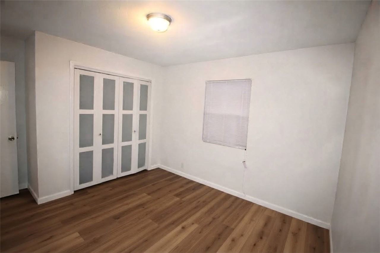 237 Samuel St - Photo 4 of 6