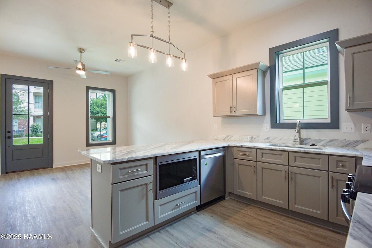 134 Banister Ct - Photo 3 of 11
