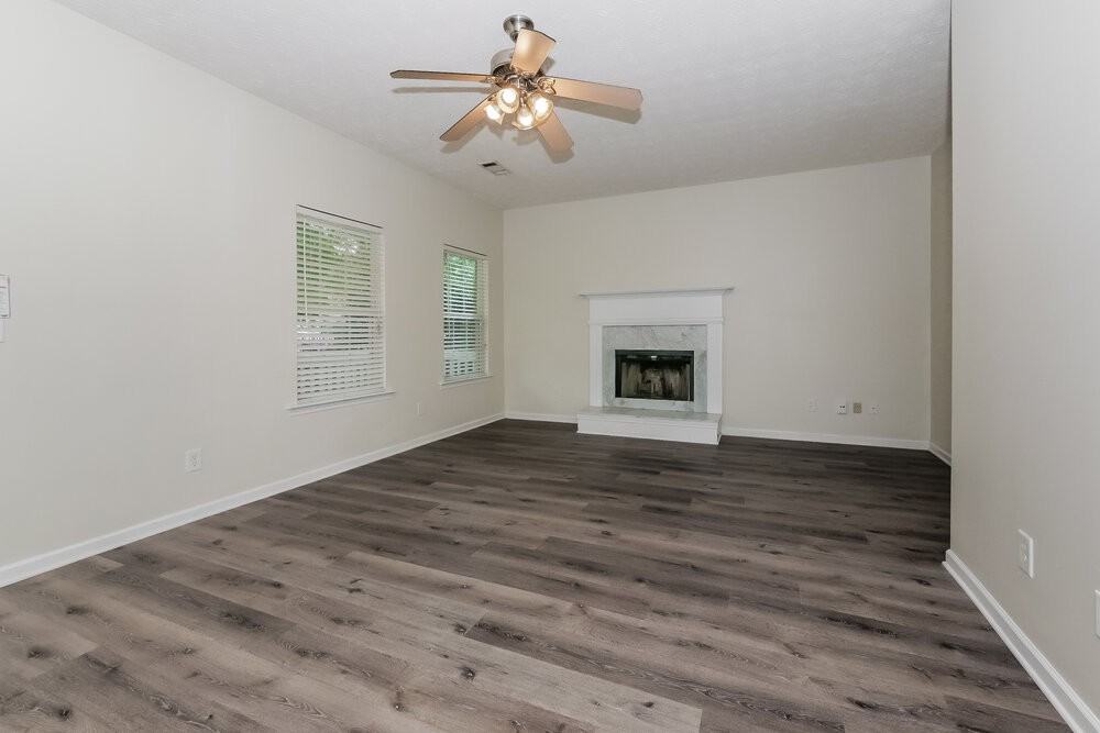 46 Roxbury Ln - Photo 4 of 17