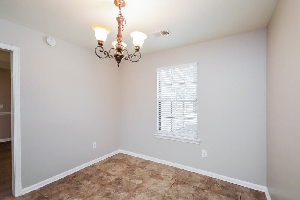 400 Willow Ln - Photo 5 of 25