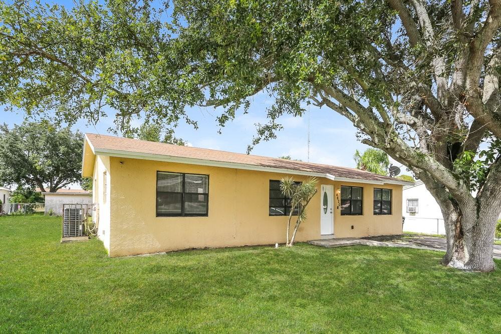 4620 Sw 23rd St - Photo 2 of 25