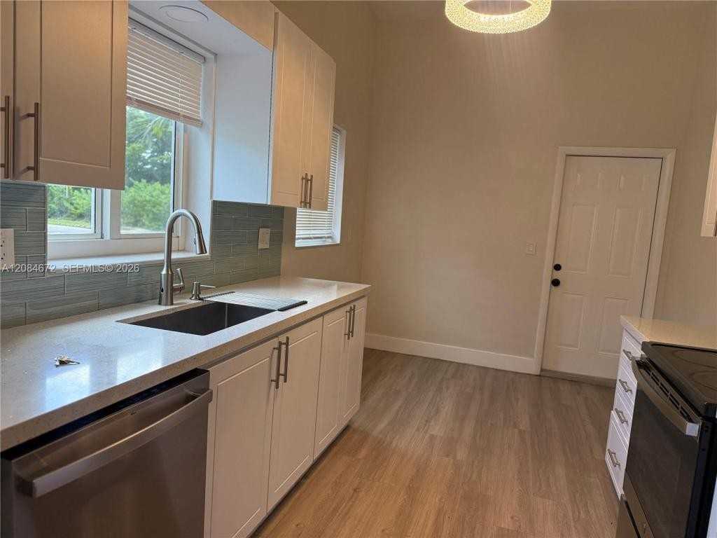 520 Sw 5th St ##0 - Photo 2 of 10