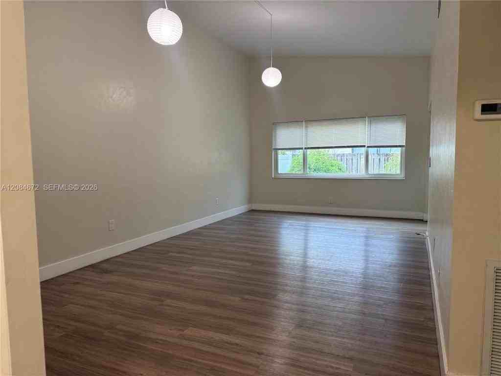 520 Sw 5th St ##0 - Photo 3 of 10