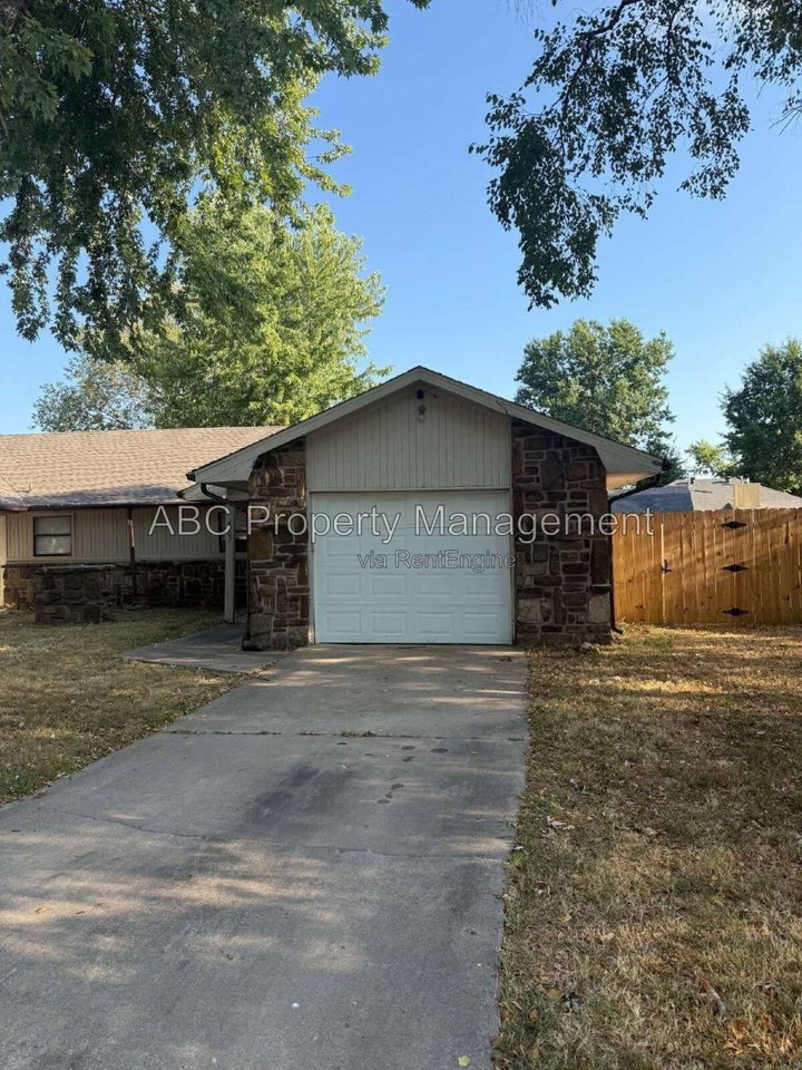 2503 Turtle Creek Dr - Photo 2 of 18