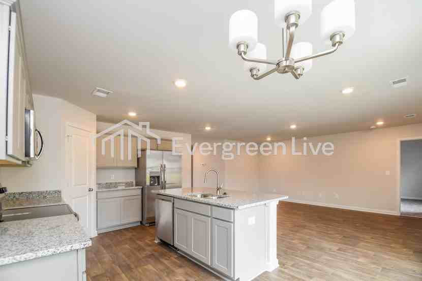 906 Citation St - Photo 2 of 6