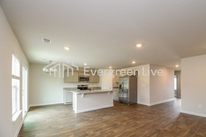 906 Citation St - Photo 4 of 6
