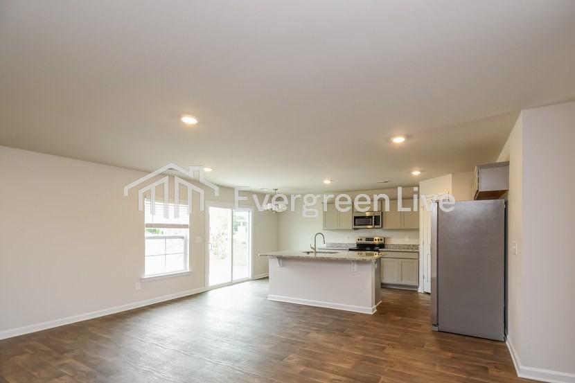 906 Citation St - Photo 5 of 6