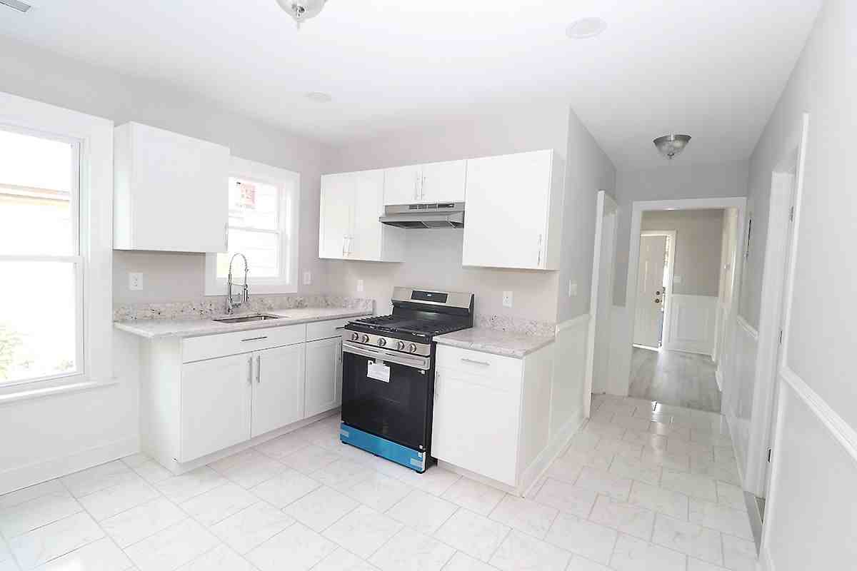 216 E Pearl St - Photo 7 of 17