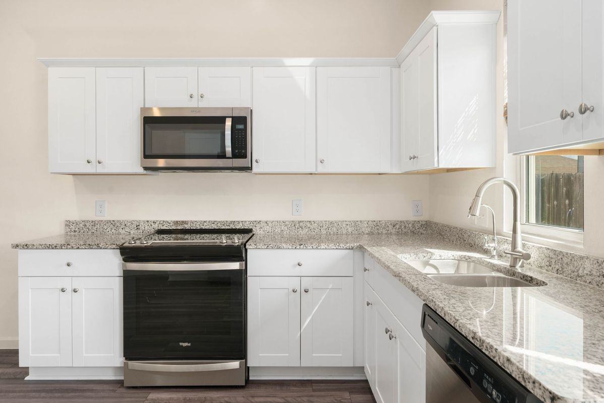 1073 Water Oak Ln - Photo 3 of 18