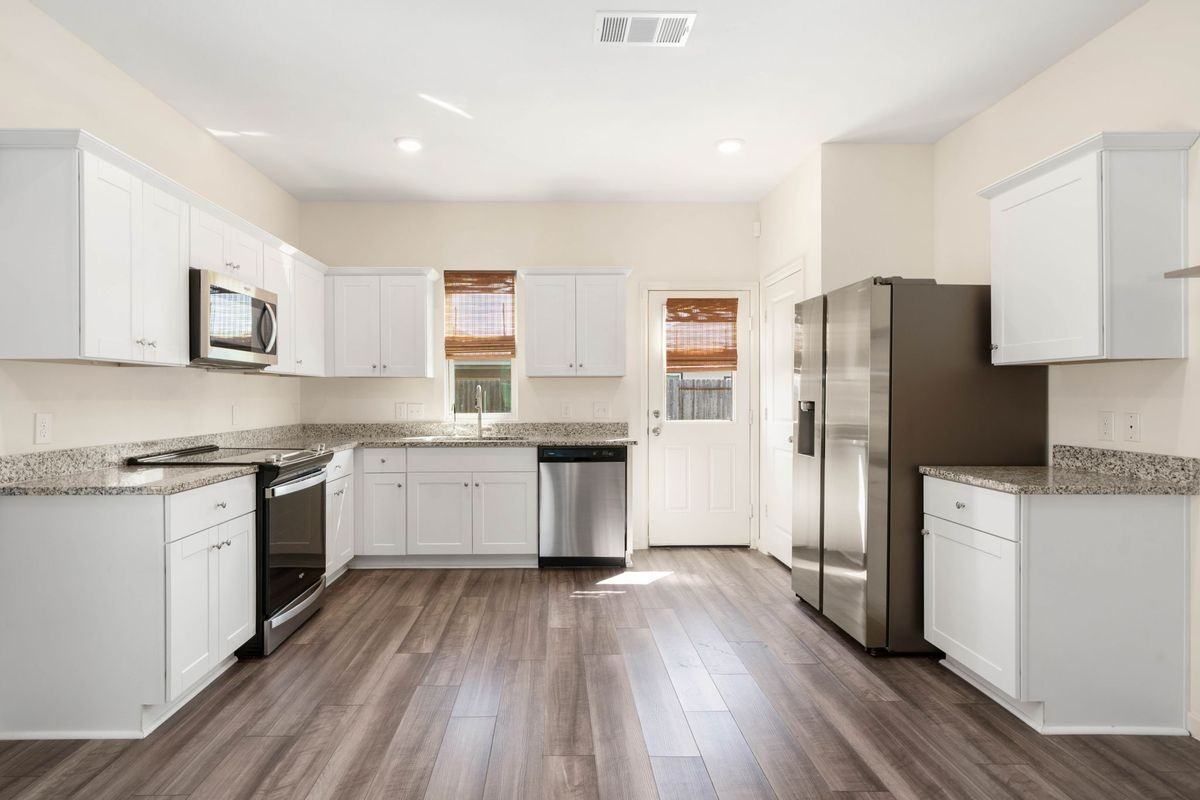 1073 Water Oak Ln - Photo 4 of 18