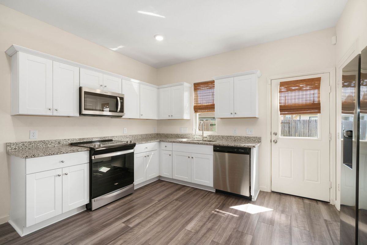 1073 Water Oak Ln - Photo 5 of 18