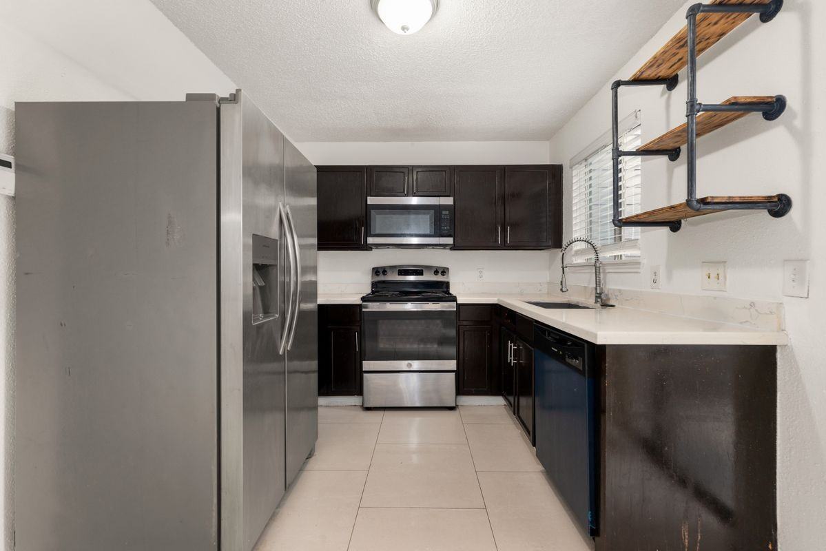 3813 Landmark Dr - Photo 4 of 18